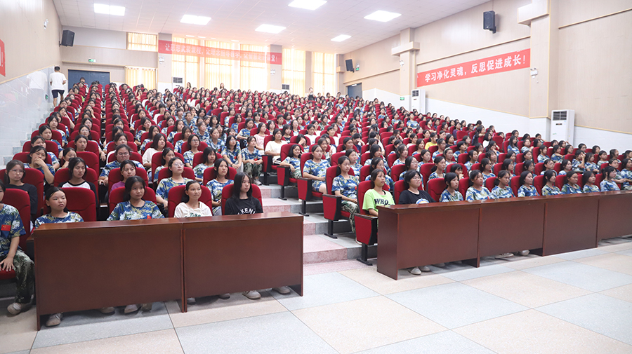 時光不語，靜待花開——懷化市新晃恒雅高級中學舉辦女生青春期健康教育講座